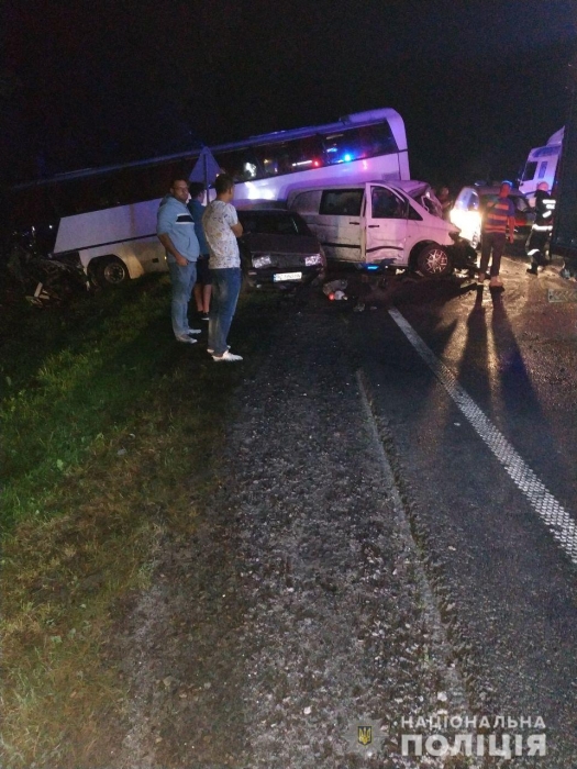 Во Львовской области в тройном ДТП погиб водитель и пострадало 11 детей