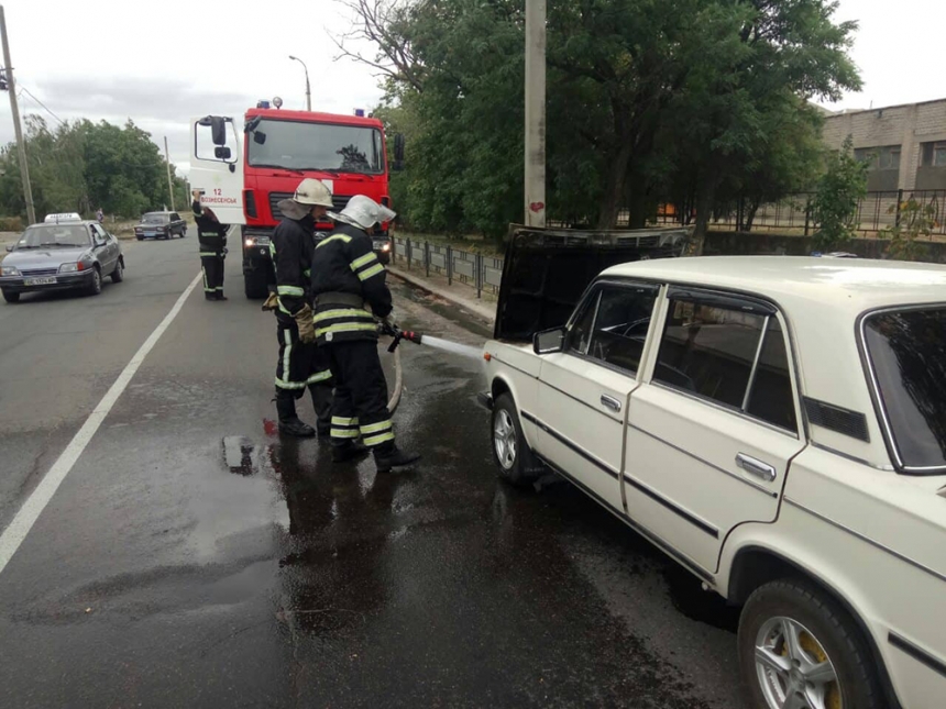 Ваз 2106 горит. В Крымске загорелась 2106.