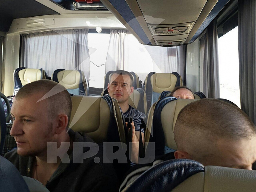 Появилось фото заключенных из Украины, которых везут на обмен в Москву