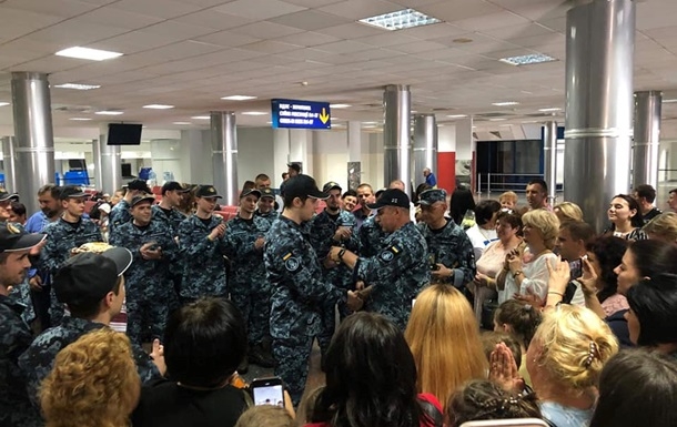 Пленных моряков наградили и повысили в звании