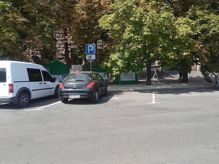 Николаевские депутаты жалуются, что им негде парковаться, а двор исполкома открыт только для «избранных»