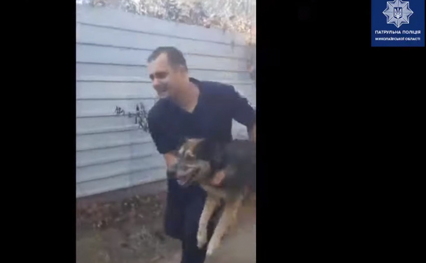 В Николаеве полицейский спас собаку при пожаре: отвязал и вынес на руках. ВИДЕО