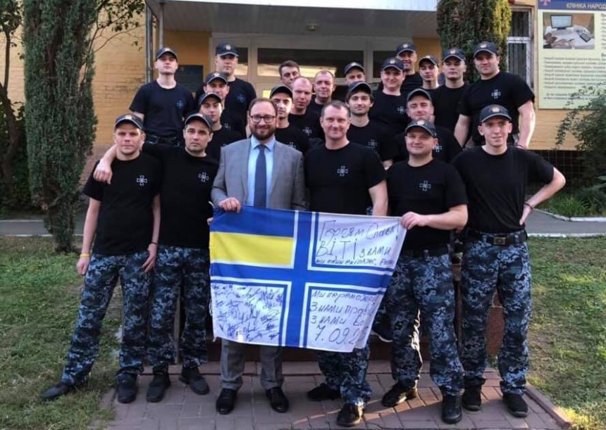 Освобожденные украинские моряки собрали более 12 тысяч гривен российскому политзаключенному