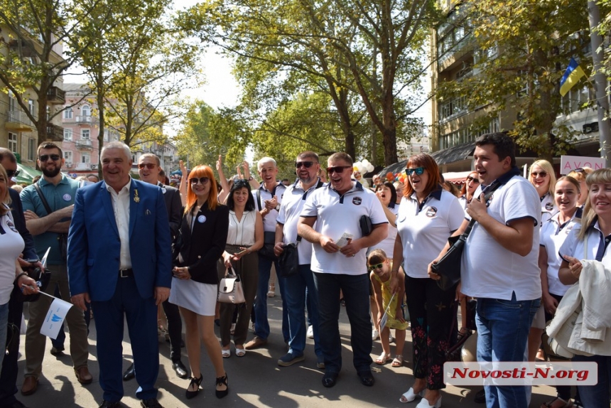 Как мэр Сенкевич в День города гулял по главной улице Николаева. ФОТОРЕПОРТАЖ