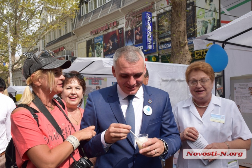 Как мэр Сенкевич в День города гулял по главной улице Николаева. ФОТОРЕПОРТАЖ