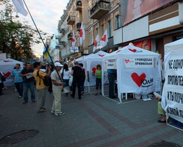 "Беркут" снес все палатки сторонников Тимошенко на Крещатике