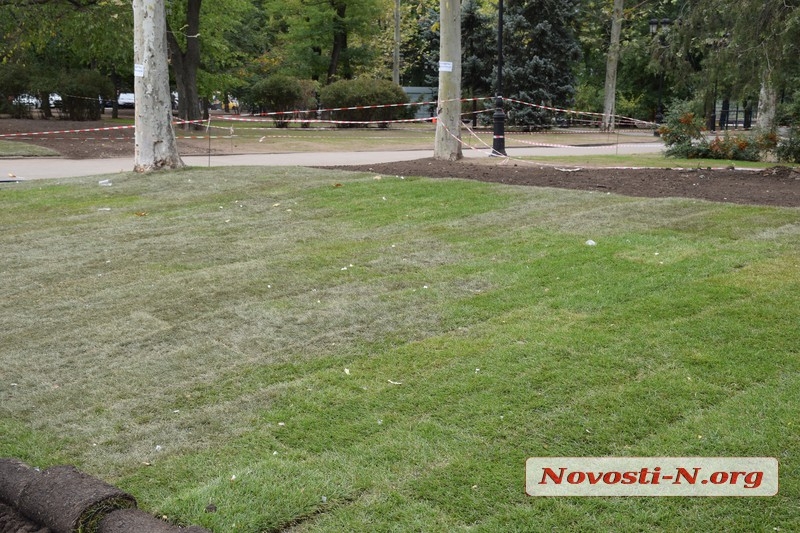 В Николаеве после Дня города продолжают отмывать Серую площадь и перестилают газон вокруг