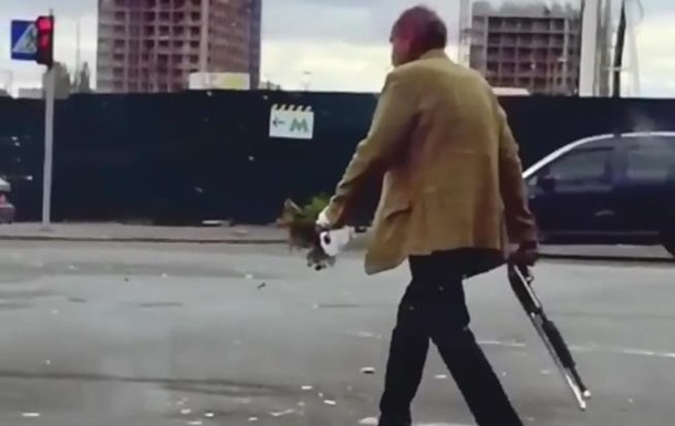 В Киеве заметили мужчину с ружьем и букетом цветов. ВИДЕО
