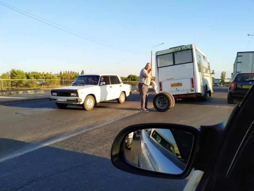 В Николаеве, посреди моста, у маршрутки на ходу отвалилось  колесо