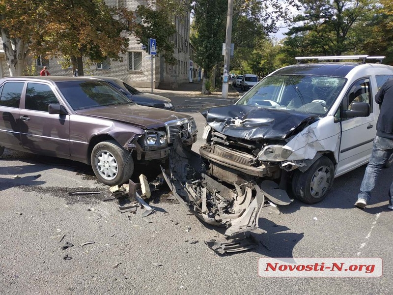 ÐÐ° Ð¿ÐµÑÐµÐºÑÐµÑÑÐºÐµ Ð² ÐÐ¸ÐºÐ¾Ð»Ð°ÐµÐ²Ðµ ÑÑÐ¾Ð»ÐºÐ½ÑÐ»Ð¸ÑÑ ÑÑÐ¸ Ð°Ð²ÑÐ¾Ð¼Ð¾Ð±Ð¸Ð»Ñ: Ð¿Ð¾ÑÑÑÐ°Ð´Ð°Ð» Ð²Ð¾Ð´Ð¸ÑÐµÐ»Ñ