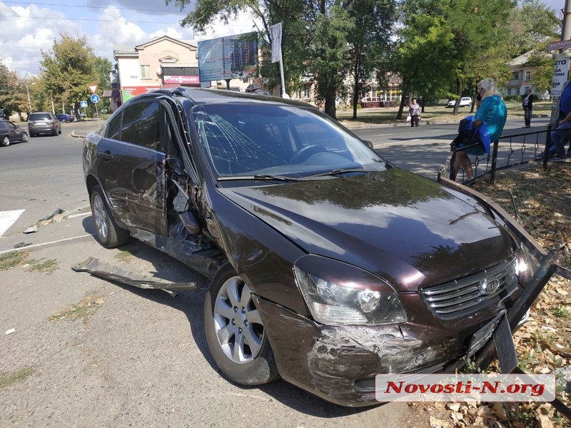 ÐÐ° Ð¿ÐµÑÐµÐºÑÐµÑÑÐºÐµ Ð² ÐÐ¸ÐºÐ¾Ð»Ð°ÐµÐ²Ðµ ÑÑÐ¾Ð»ÐºÐ½ÑÐ»Ð¸ÑÑ ÑÑÐ¸ Ð°Ð²ÑÐ¾Ð¼Ð¾Ð±Ð¸Ð»Ñ: Ð¿Ð¾ÑÑÑÐ°Ð´Ð°Ð» Ð²Ð¾Ð´Ð¸ÑÐµÐ»Ñ