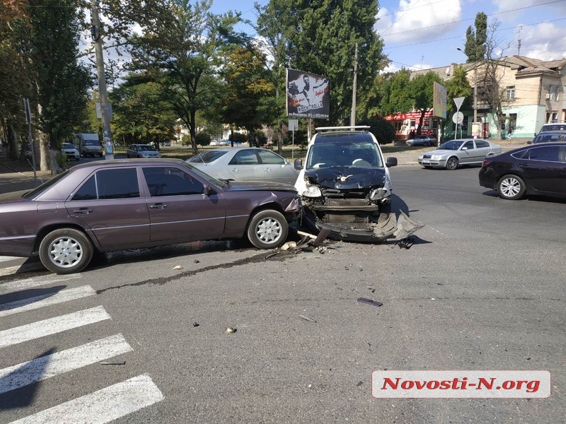 ÐÐ° Ð¿ÐµÑÐµÐºÑÐµÑÑÐºÐµ Ð² ÐÐ¸ÐºÐ¾Ð»Ð°ÐµÐ²Ðµ ÑÑÐ¾Ð»ÐºÐ½ÑÐ»Ð¸ÑÑ ÑÑÐ¸ Ð°Ð²ÑÐ¾Ð¼Ð¾Ð±Ð¸Ð»Ñ: Ð¿Ð¾ÑÑÑÐ°Ð´Ð°Ð» Ð²Ð¾Ð´Ð¸ÑÐµÐ»Ñ