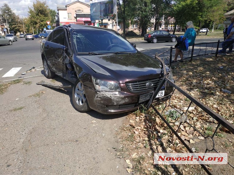 ÐÐ° Ð¿ÐµÑÐµÐºÑÐµÑÑÐºÐµ Ð² ÐÐ¸ÐºÐ¾Ð»Ð°ÐµÐ²Ðµ ÑÑÐ¾Ð»ÐºÐ½ÑÐ»Ð¸ÑÑ ÑÑÐ¸ Ð°Ð²ÑÐ¾Ð¼Ð¾Ð±Ð¸Ð»Ñ: Ð¿Ð¾ÑÑÑÐ°Ð´Ð°Ð» Ð²Ð¾Ð´Ð¸ÑÐµÐ»Ñ