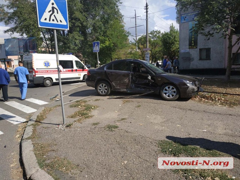 ÐÐ° Ð¿ÐµÑÐµÐºÑÐµÑÑÐºÐµ Ð² ÐÐ¸ÐºÐ¾Ð»Ð°ÐµÐ²Ðµ ÑÑÐ¾Ð»ÐºÐ½ÑÐ»Ð¸ÑÑ ÑÑÐ¸ Ð°Ð²ÑÐ¾Ð¼Ð¾Ð±Ð¸Ð»Ñ: Ð¿Ð¾ÑÑÑÐ°Ð´Ð°Ð» Ð²Ð¾Ð´Ð¸ÑÐµÐ»Ñ