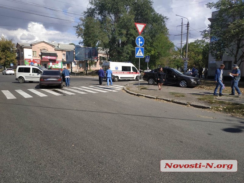 ÐÐ° Ð¿ÐµÑÐµÐºÑÐµÑÑÐºÐµ Ð² ÐÐ¸ÐºÐ¾Ð»Ð°ÐµÐ²Ðµ ÑÑÐ¾Ð»ÐºÐ½ÑÐ»Ð¸ÑÑ ÑÑÐ¸ Ð°Ð²ÑÐ¾Ð¼Ð¾Ð±Ð¸Ð»Ñ: Ð¿Ð¾ÑÑÑÐ°Ð´Ð°Ð» Ð²Ð¾Ð´Ð¸ÑÐµÐ»Ñ