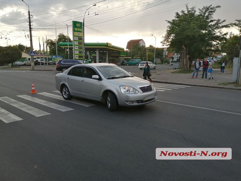 В центре Николаева «Джили» на пешеходном переходе сбил маму с ребенком