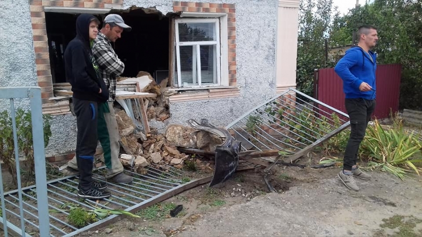 На Николаевщине автомобиль влетел в жилой дом и снес часть стены. ВИДЕО