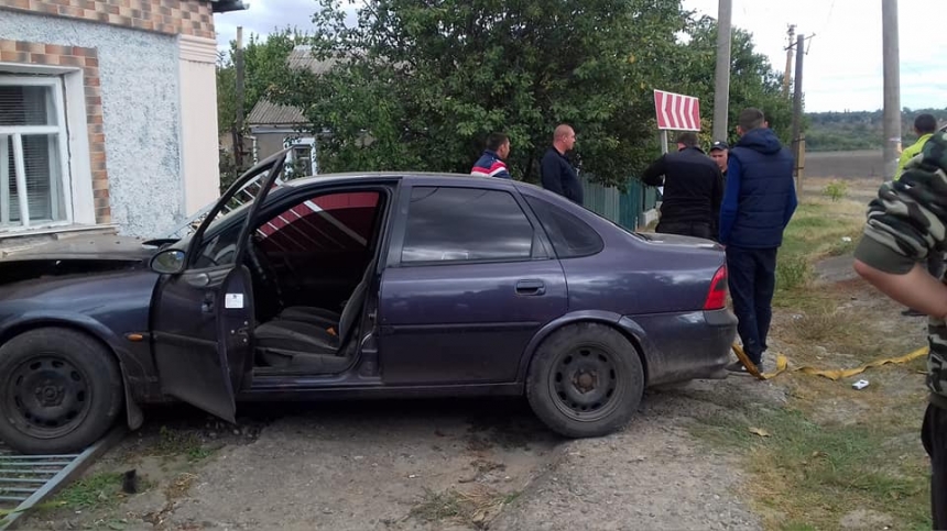 На Николаевщине автомобиль влетел в жилой дом и снес часть стены. ВИДЕО