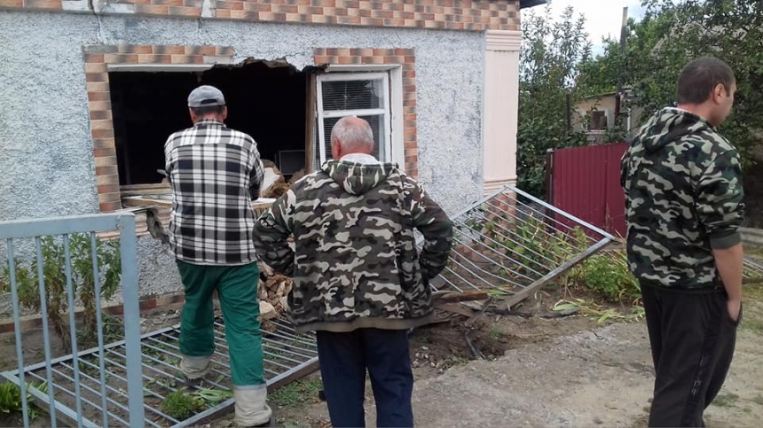 На Николаевщине автомобиль влетел в жилой дом и снес часть стены. ВИДЕО