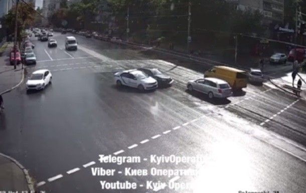 В Киеве полицейские устроили тройное ДТП