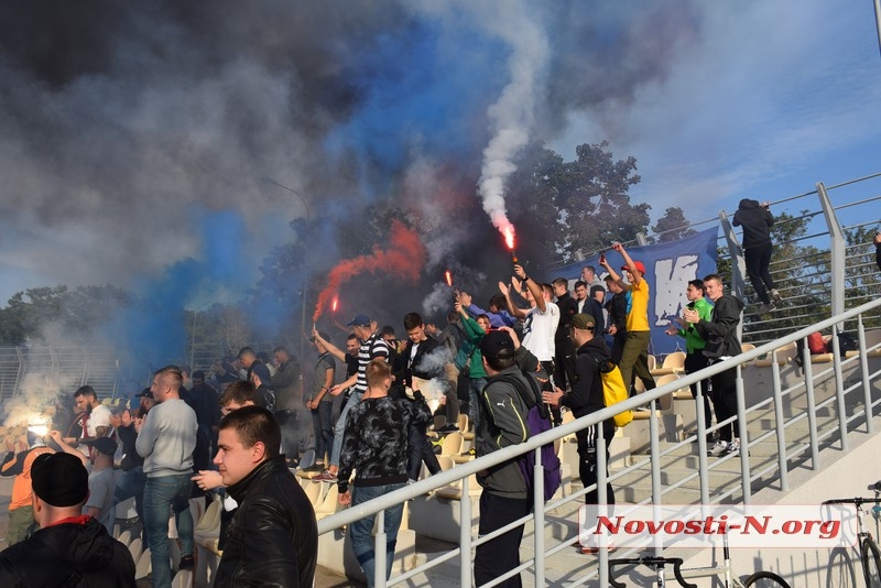 МФК «Николаев» победил «Черноморец»: одесские фаны прожгли футбольное поле