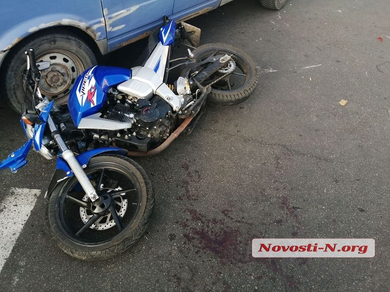В Николаеве мотоцикл врезался в «Газель» — пострадавший в больнице