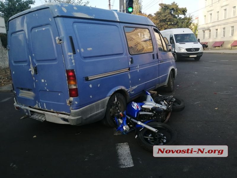 В Николаеве мотоцикл врезался в «Газель» — пострадавший в больнице