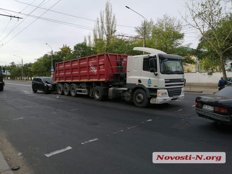 В Николаеве внедорожник врезался в седельный тягач