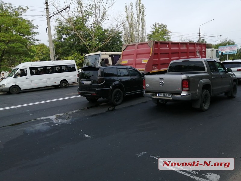 В Николаеве внедорожник врезался в седельный тягач