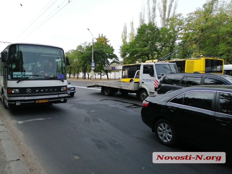 В Николаеве внедорожник врезался в седельный тягач