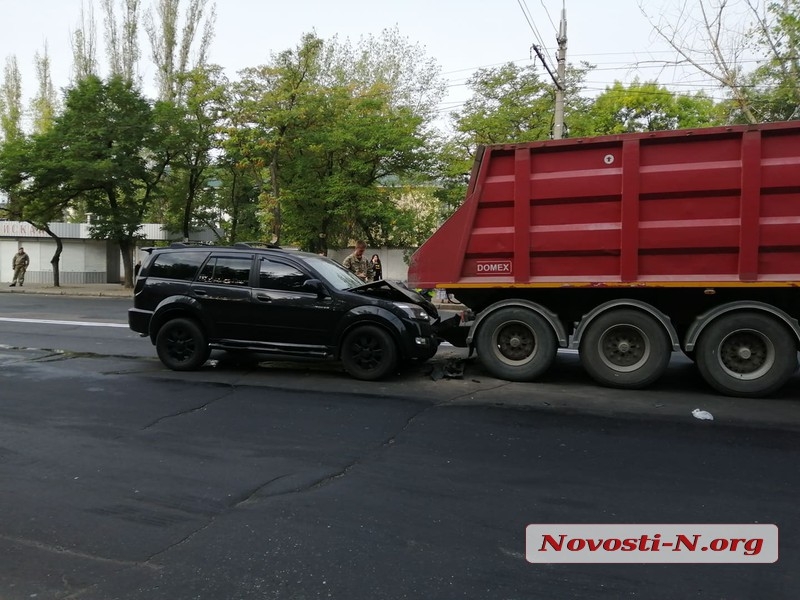 В Николаеве внедорожник врезался в седельный тягач