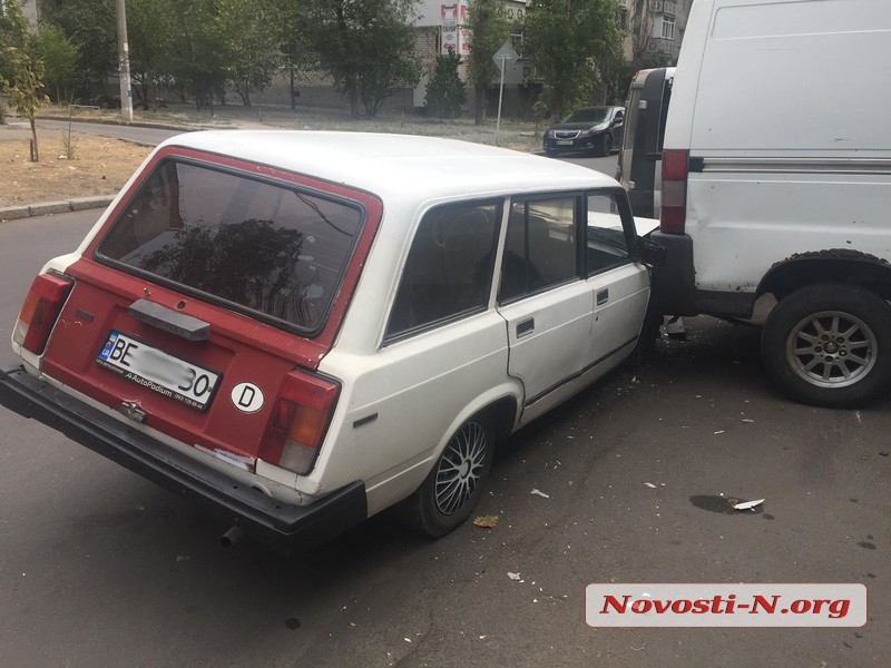 В Николаеве «Жигули» врезались в припаркованный «Фиат»