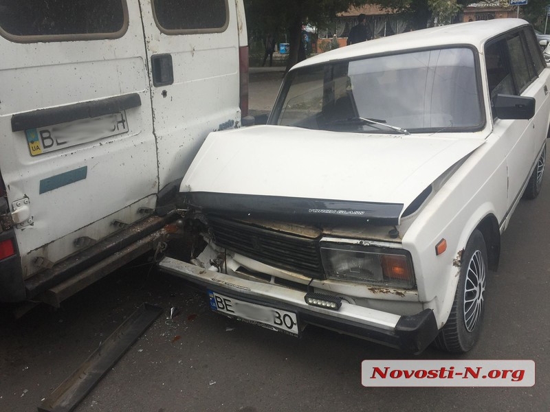 В Николаеве «Жигули» врезались в припаркованный «Фиат»