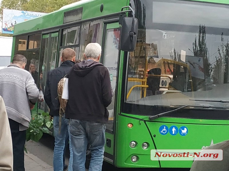 В Николаеве зеленый автобус зажал дверью женщину и протащил несколько метров