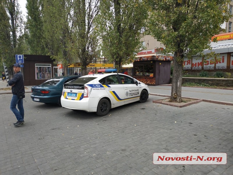В Николаеве зеленый автобус зажал дверью женщину и протащил несколько метров