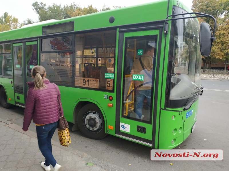 В Николаеве зеленый автобус зажал дверью женщину и протащил несколько метров