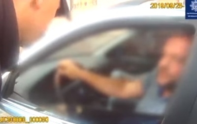 Перенервничал: в Черновцах водитель начал пить пиво при полицейских. ВИДЕО