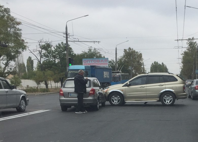 В Николаеве столкнулись внедорожник и автомобиль такси