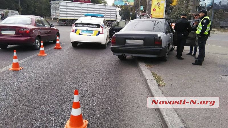 В Николаеве «Опель» вылетел за пределы проезжей части и врезался в столб