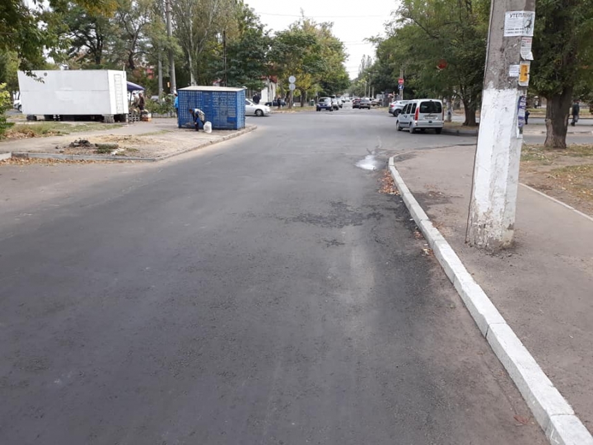 «Как яичная скорлупа»: в Николаеве показали «ремонт» дороги с укладкой асфальта в 1 см