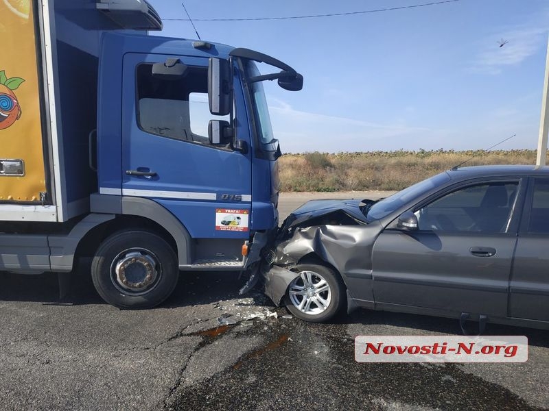 На въезде в Николаев лоб в лоб столкнулись грузовик «Мерседес» и «Ланос» — один пострадавший
