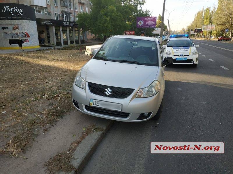 В Николаеве «Газель» повредила припаркованный автомобиль и скрылась с места ДТП