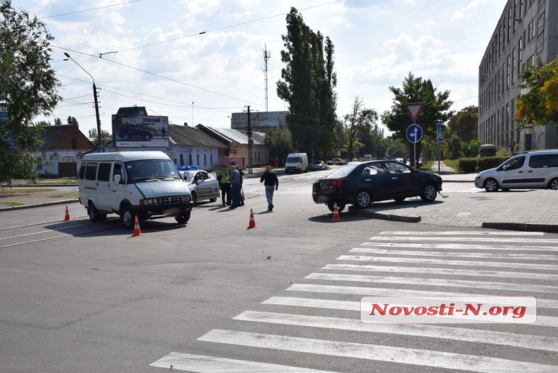 В Николаеве легковушка после столкновения с «Газелью» вылетела на тротуар