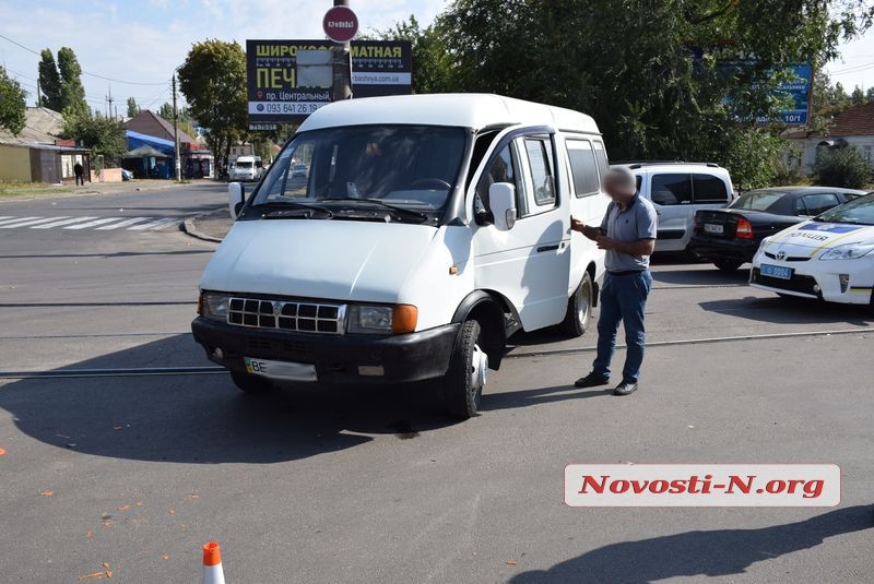 В Николаеве легковушка после столкновения с «Газелью» вылетела на тротуар