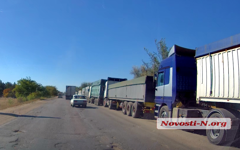 На въезде в Николаев скопились сотни зерновозов 