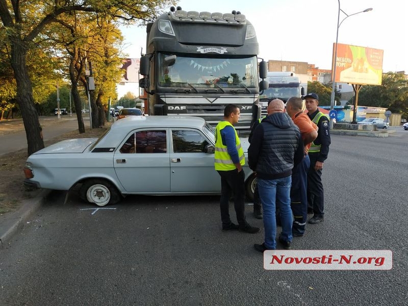 В Николаеве столкнулись грузовик DAF и «Волга»: на проспекте пробка