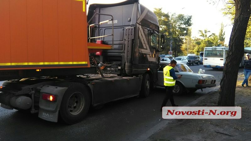 В Николаеве столкнулись грузовик DAF и «Волга»: на проспекте пробка