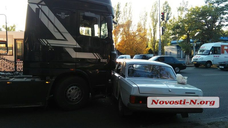В Николаеве столкнулись грузовик DAF и «Волга»: на проспекте пробка