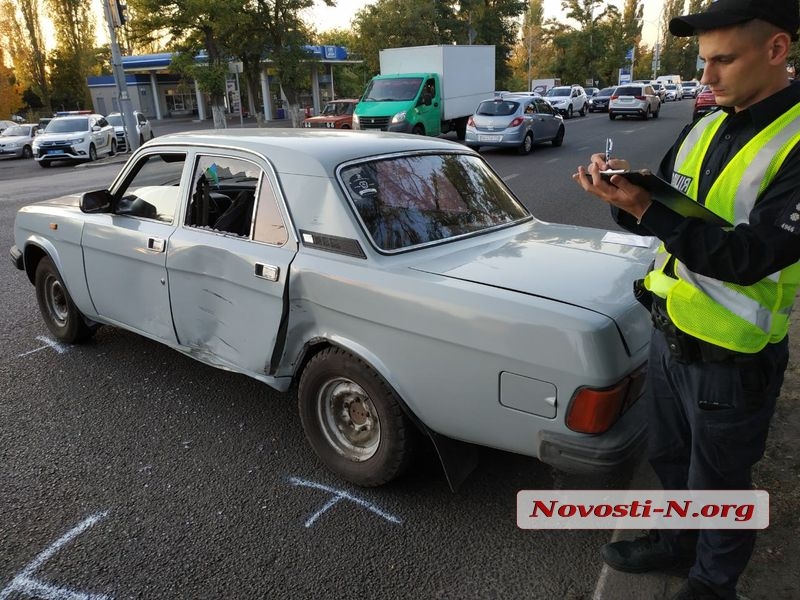 В Николаеве столкнулись грузовик DAF и «Волга»: на проспекте пробка