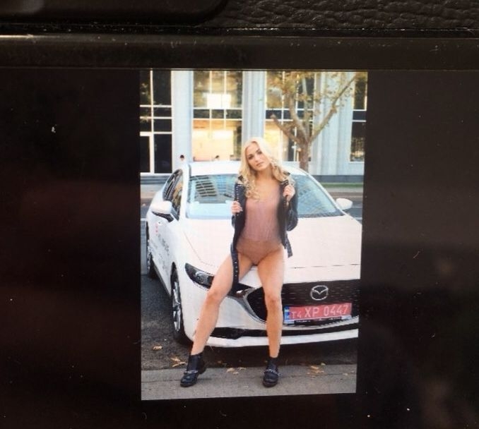 Блондинка у Николаевской ОГА позировала в боди по задумке фотохудожника